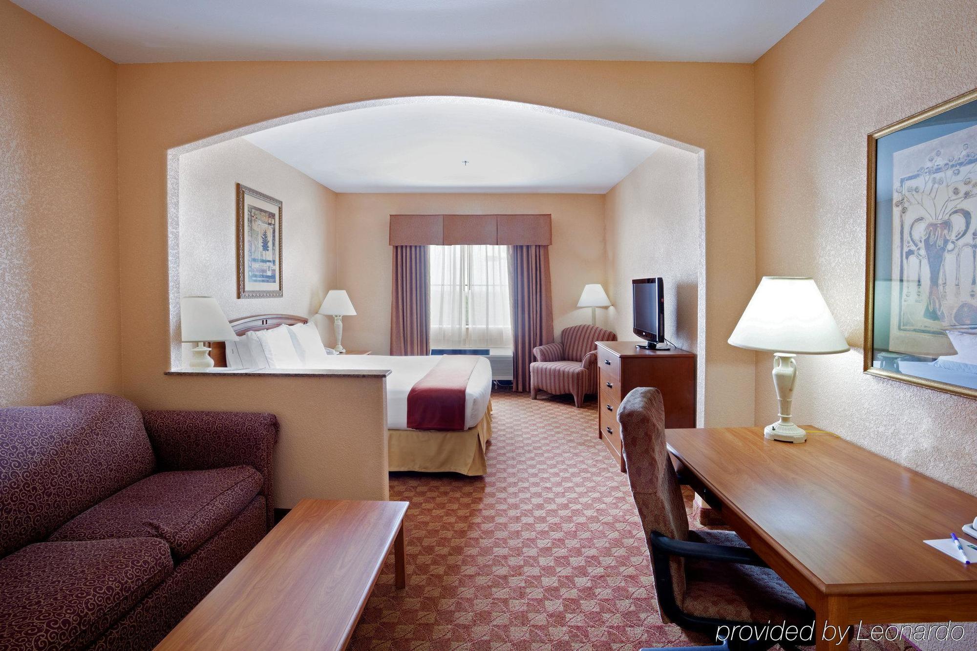 Holiday Inn Express & Suites Cedar Park Room photo