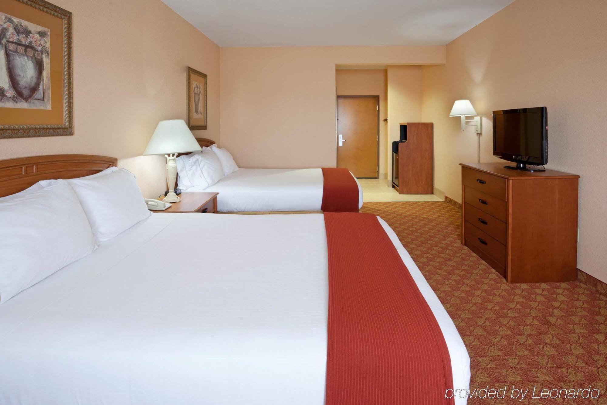 Holiday Inn Express & Suites Cedar Park Room photo